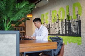 Cara meningkatkan konsentrasi saat bekerja di kantor terbuka